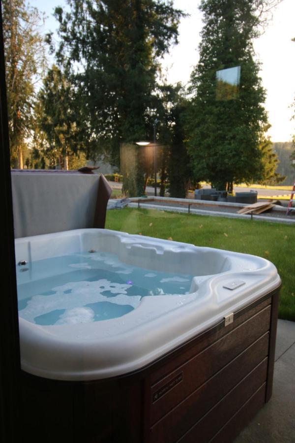 Luxe Lake Cabin Hot Tub Grill Firepit Ev Charger Onalaska Экстерьер фото