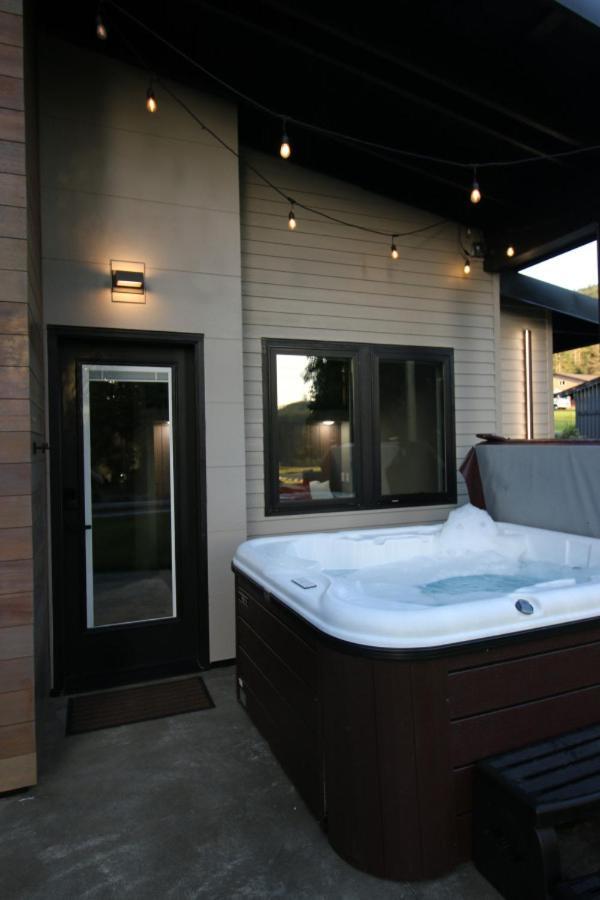 Luxe Lake Cabin Hot Tub Grill Firepit Ev Charger Onalaska Экстерьер фото