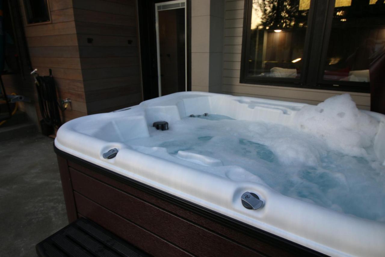 Luxe Lake Cabin Hot Tub Grill Firepit Ev Charger Onalaska Экстерьер фото
